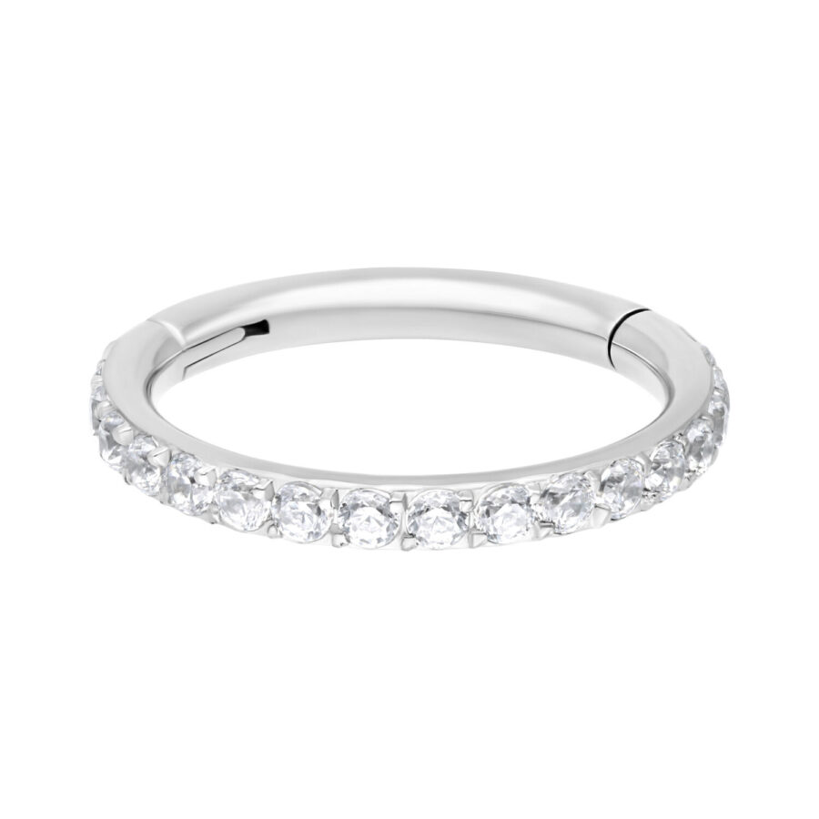 Silberner Conch Ring mit weißen Kristallen, 1,2 mm dick, auf weißem Hintergrund