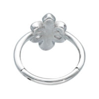 Silberner Lily Clicker Piercingring Silberner Piercingring mit Lilien-Design auf weißem Hintergrund