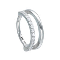 Balance Crystal Clicker in Silber mit Kristallen Silberner Piercingring mit klaren Kristallen auf weißem Hintergrund