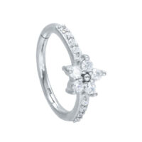 Blossom Clicker in Silber mit Kristallen Silberner Blossom Clicker Piercingring mit klaren Kristallen auf weißem Hintergrund