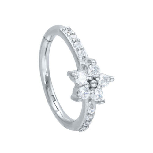 Silberner Blossom Clicker Piercingring mit klaren Kristallen auf weißem Hintergrund
