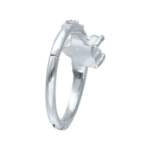 Silberner Blossom Clicker Piercingring mit Blumenmotiv auf weißem Hintergrund