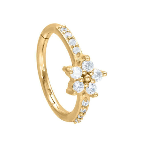 Goldener Piercingring mit Blütenform und klaren Kristallen auf weißem Hintergrund