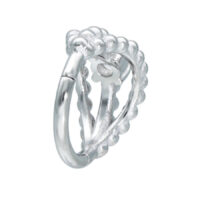 Silberner Royality Clicker Piercingring Silberner Piercingring mit Kugelstruktur auf weißem Hintergrund