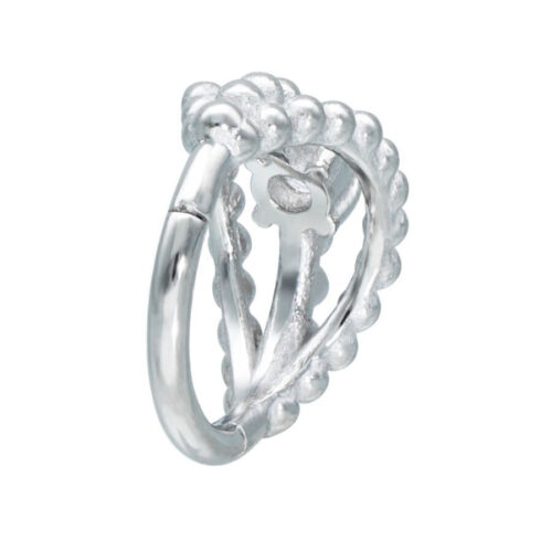 Silberner Piercingring mit Kugelstruktur auf weißem Hintergrund