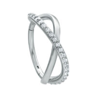 Silberner Infinity Clicker Piercingring mit klaren Kristallen auf weißem Hintergrund