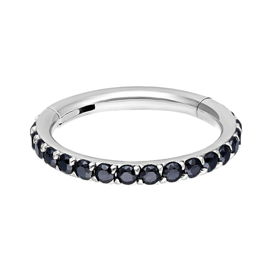 Silberner Ring mit schwarzen Kristallen auf weißem Hintergrund
