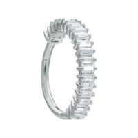 Euphoria Clicker aus Chirurgenstahl mit Kristallen Silberner Euphoria Clicker Piercingring mit klaren Kristallen auf weißem Hintergrund