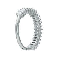 Euphoria Clicker aus Silber mit klarem Kristall Silberner Euphoria Clicker mit klarem Kristall auf weißem Hintergrund