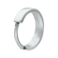 Silberner Grand Statement Clicker Piercingring Silberner Hinged Ring aus Chirurgenstahl auf weißem Hintergrund
