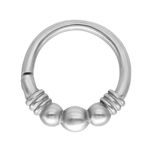Silberner Piercingring mit drei Kugeln auf weißem Hintergrund