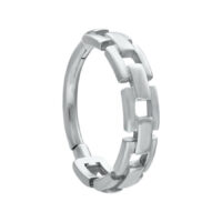 Silberner Chain Links Clicker Piercing Silberner Chain Links Clicker aus Chirurgenstahl auf weißem Hintergrund