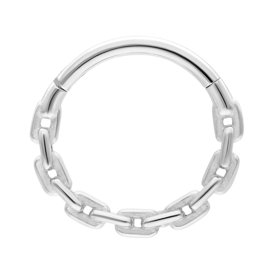 Silberner Piercing-Ring in Ankerkettendesign aus Chirurgenstahl auf weißem Hintergrund