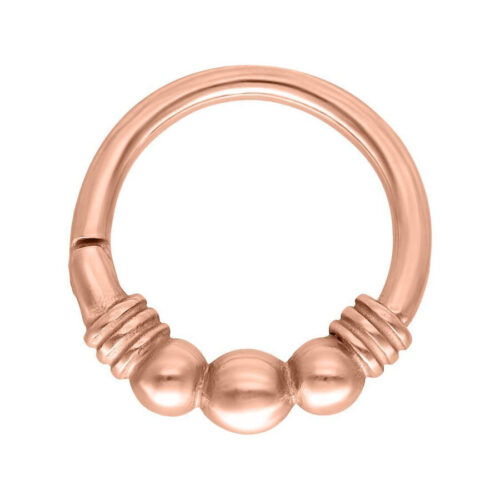 Roségoldener Esmeralda Clicker mit 1,2 mm Stärke und 8,0 mm Durchmesser auf weißem Hintergrund