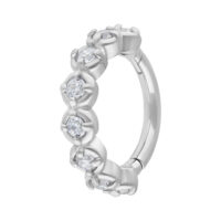 Silberner Hinged Ring mit Kristallen Silberner Piercingring mit klaren Kristallen auf weißem Hintergrund