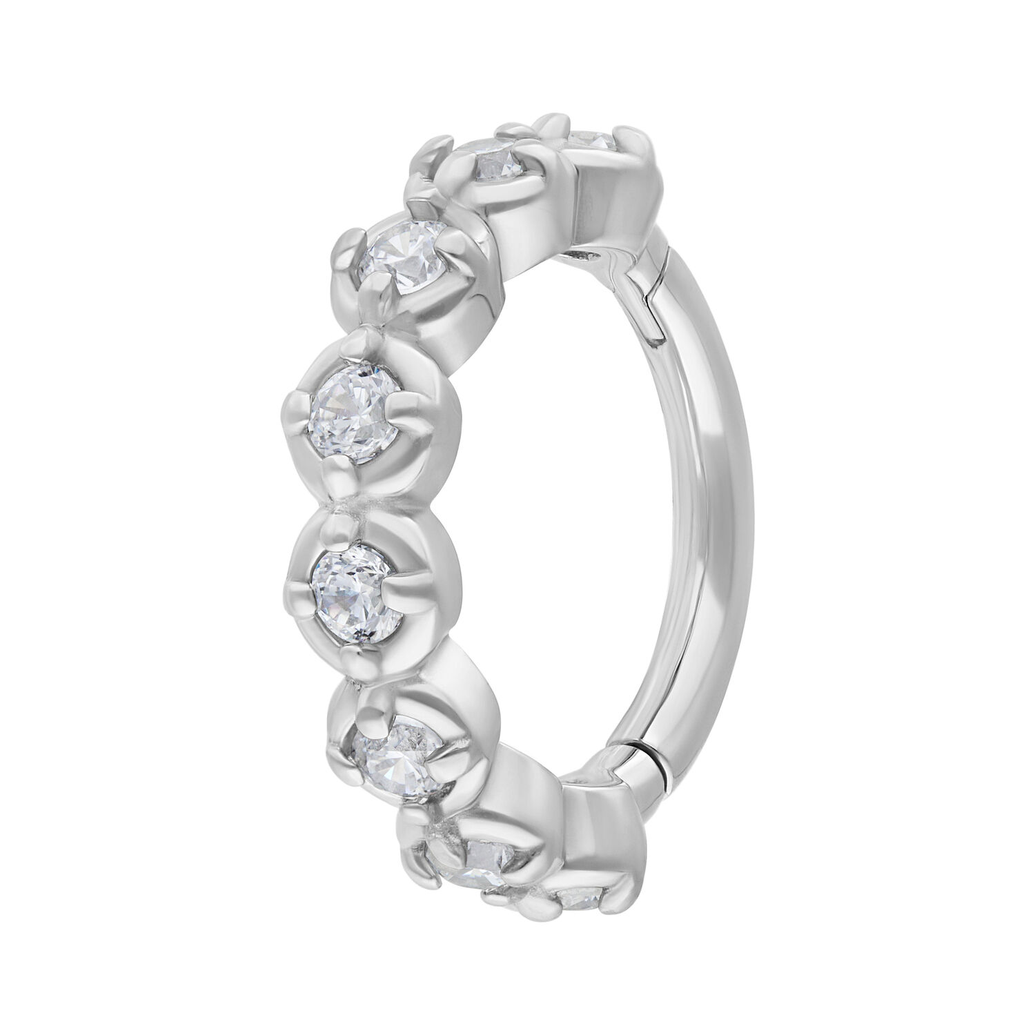 Silberner Hinged Ring mit Kristallen Silberner Piercingring mit klaren Kristallen auf weißem Hintergrund