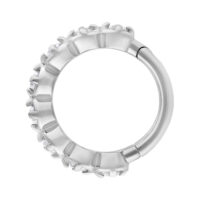 Glamouröser Hinged Ring aus Chirurgenstahl Silberner Hinged Ring mit Kristallen auf weißem Hintergrund