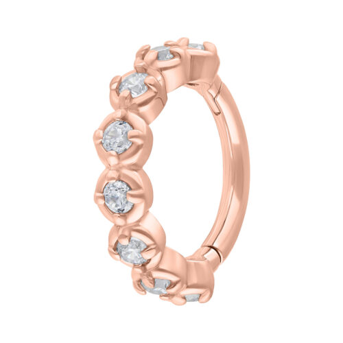 Roségoldener Hinged Ring mit klaren Kristallen auf weißem Hintergrund