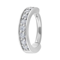 Silberfarbener Hinged Ring mit klaren Kristallen auf weißem Hintergrund