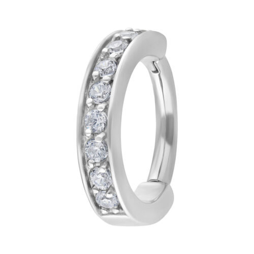 Silberfarbener Hinged Ring mit klaren Kristallen auf weißem Hintergrund