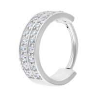 Silberner Kristallklarer Hinged Ring 11,0 mm Silberner Piercingring mit kristallklaren Steinen auf weißem Hintergrund