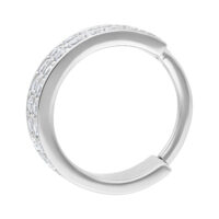 Silberner Piercingring mit Kristallbesatz Silberner Hinged Ring mit klaren Kristallen auf weißem Hintergrund