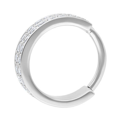 Silberner Hinged Ring mit klaren Kristallen auf weißem Hintergrund