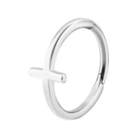 Silberner Hinged Cross Ring aus Chirurgenstahl Silberner Piercingring mit Kreuzdetail auf weißem Hintergrund