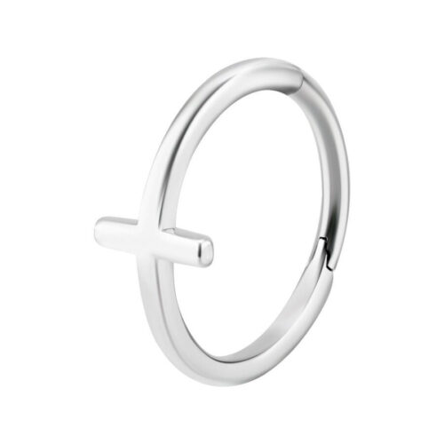 Silberner Piercingring mit Kreuzdetail auf weißem Hintergrund
