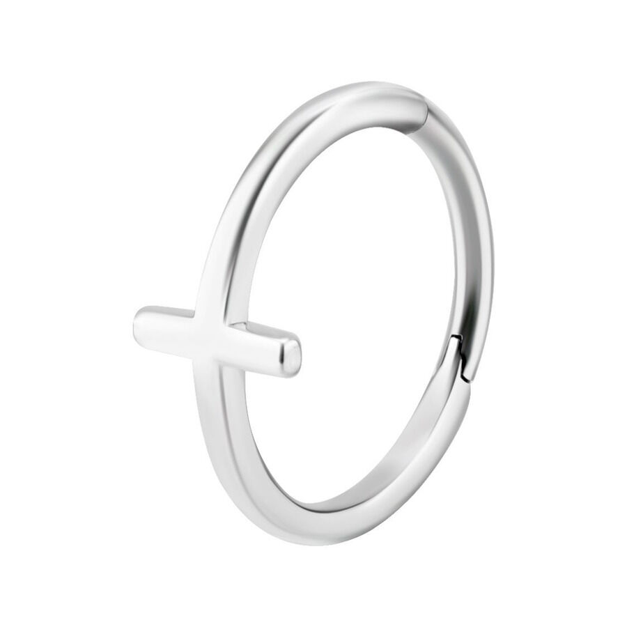 Silberner Hinged Cross Ring aus Chirurgenstahl Silberner Piercingring mit Kreuzdetail auf weißem Hintergrund