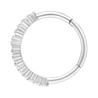 Silberner Piercingring mit klaren Kristallen auf weißem Hintergrund