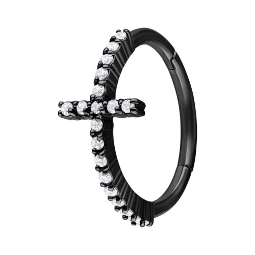 Schwarzer Piercingring aus Chirurgenstahl mit kristallbesetztem Kreuz auf weißem Hintergrund