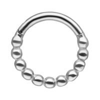 Silberner Ball Chain Clicker 6,0 mm Piercing Silberner Piercing-Ring mit Kugel-Design und 6,0 mm Innendurchmesser auf weißem Hintergrund