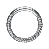 Twisted Chain Clicker in Silber Silberner Piercingring mit gedrehter Kettenstruktur auf weißem Hintergrund