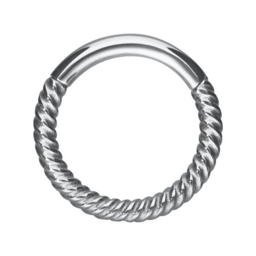 Silberner Piercingring mit gedrehter Kettenstruktur auf weißem Hintergrund