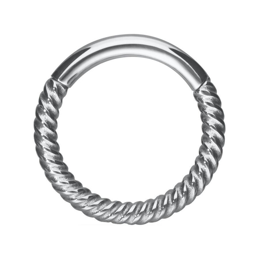 Twisted Chain Clicker in Silber Silberner Piercingring mit gedrehter Kettenstruktur auf weißem Hintergrund