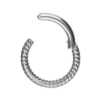 Twisted Chain Clicker in Silber Silberner Piercingring mit gedrehter Kette auf weißem Hintergrund