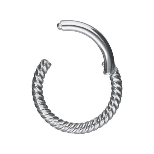 Silberner Piercingring mit gedrehter Kette auf weißem Hintergrund