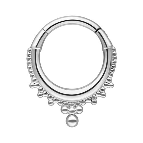 Silberner Piercingring mit dekorativem Design auf weißem Hintergrund
