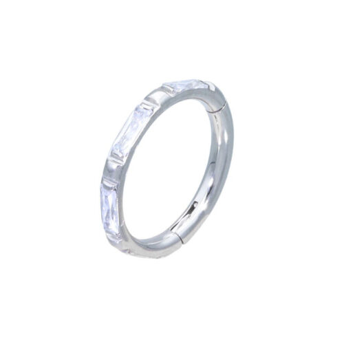 Silberner Piercingring mit klaren Kristallen auf weißem Hintergrund