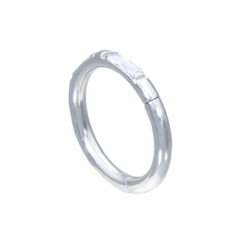 Silberner Piercingring aus Chirurgenstahl mit Kristall auf weißem Hintergrund