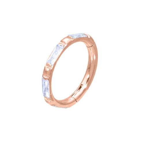 Roségoldener Piercingring mit klaren Kristallen auf weißem Hintergrund