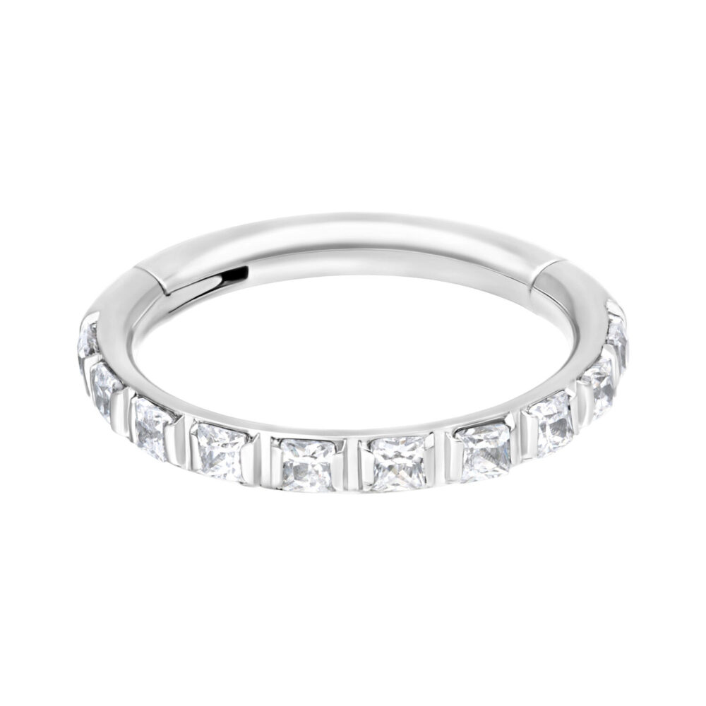 Silberner Piercing-Ring mit klaren Kristallen auf weißem Hintergrund
