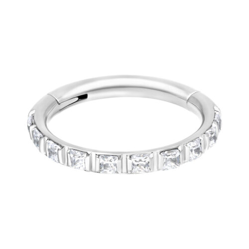 Silberner Piercing-Ring mit klaren Kristallen auf weißem Hintergrund