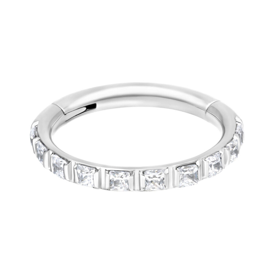Silberner Piercing-Ring mit klaren Kristallen auf weißem Hintergrund