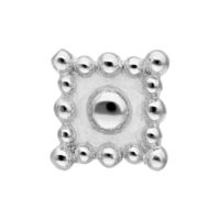 Silberner Oriental Square Barbell aus Chirurgenstahl Quadratischer, silberner Barbell mit orientalischem Design, Außengewinde, auf weißem Hintergrund