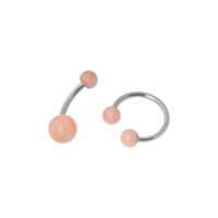 Zwei Piercingaufsätze mit rosa Korallkugeln auf weißem Hintergrund