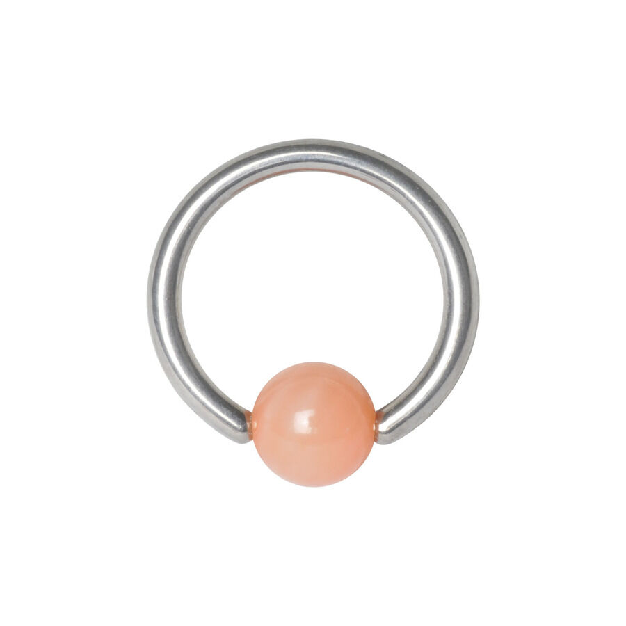 Coral Ball Clip-IN für Piercings Runder Piercingring mit korallenfarbener Kugel auf weißem Hintergrund