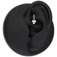 Silberner Crystal Trinity Piercing Anhänger Silberner Piercing Anhänger mit drei Kristallen auf schwarzem Ohr-Modell