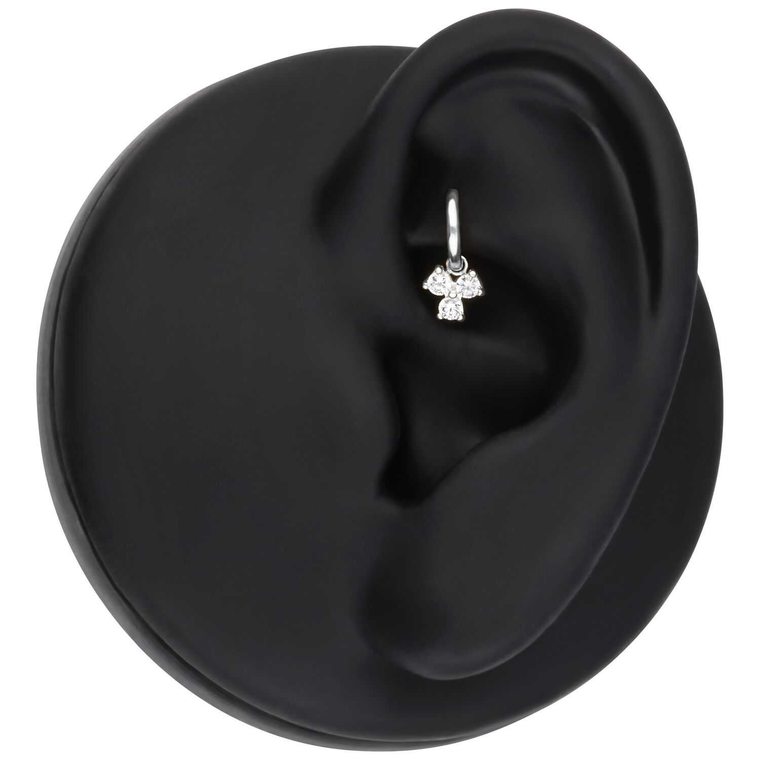 Silberner Crystal Trinity Piercing Anhänger Silberner Piercing Anhänger mit drei Kristallen auf schwarzem Ohr-Modell